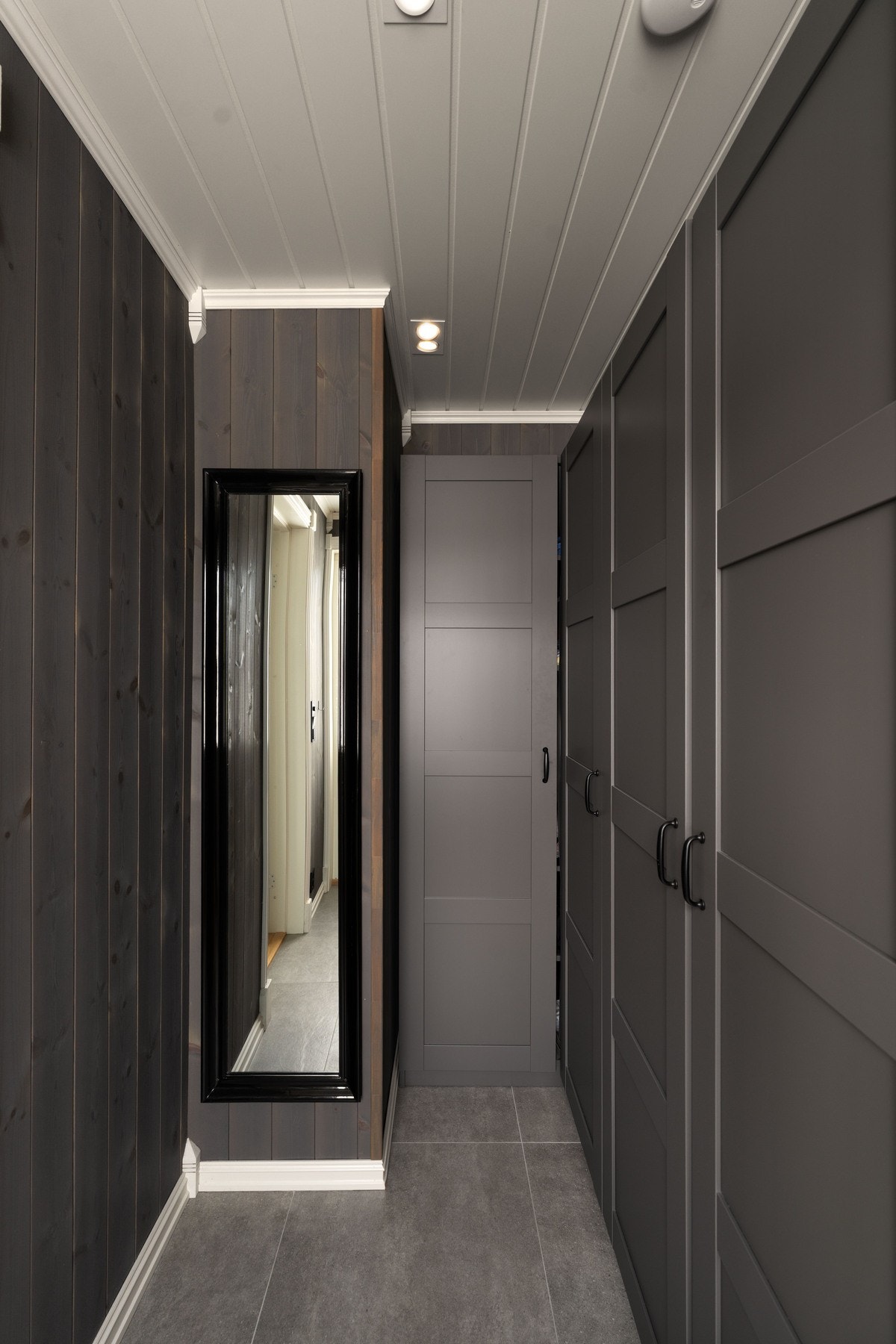 Smart garderobeløsning mellom soverom og bad. Galleribilde