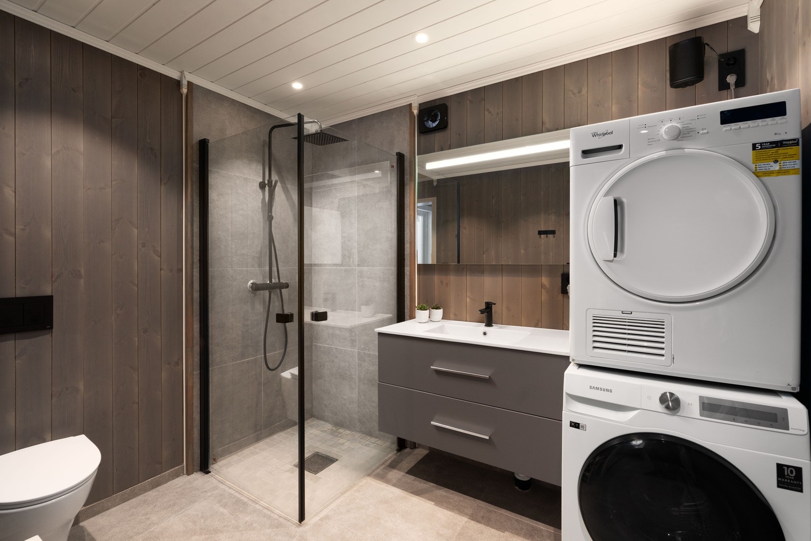 Hovedsoverommet har eget bad/vaskerom, oppusset i 2022. Galleribilde