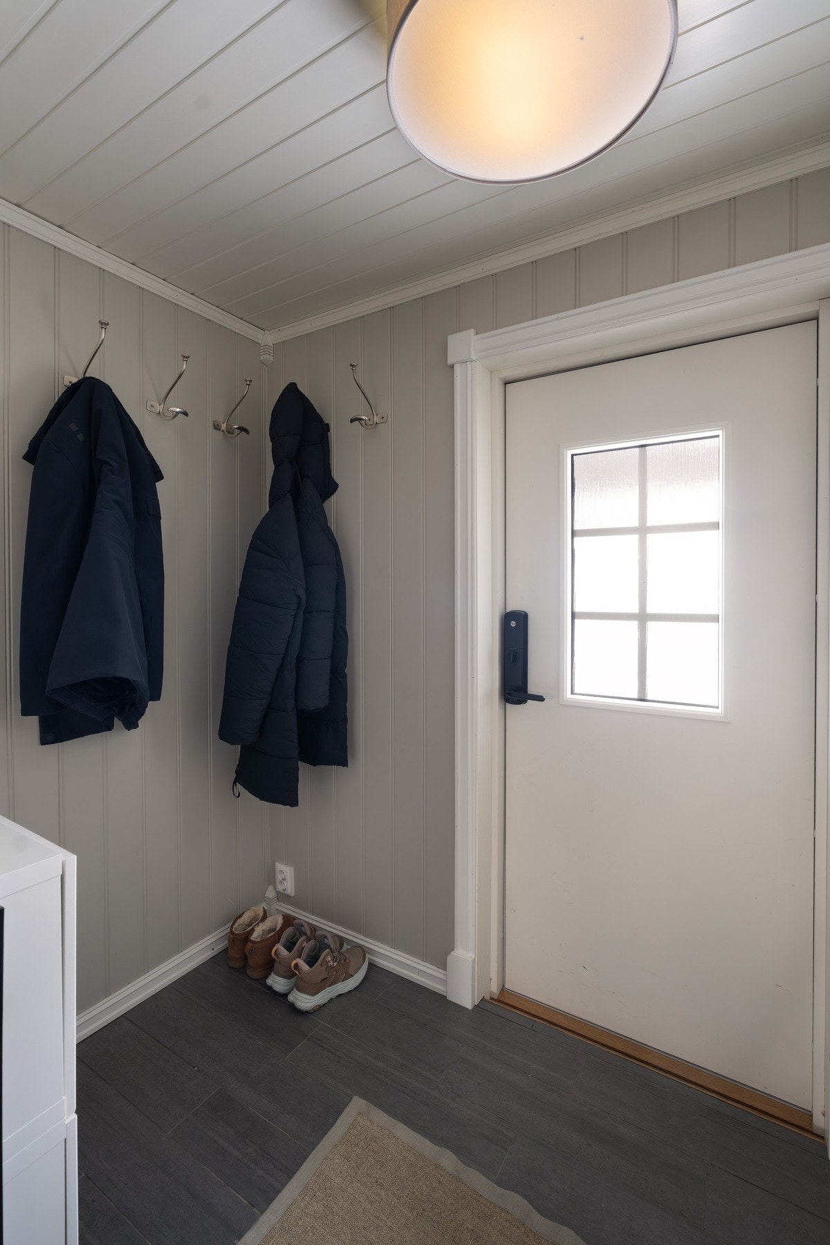 Velkommen inn! Praktisk gang med plass til jakker og sko. Galleribilde
