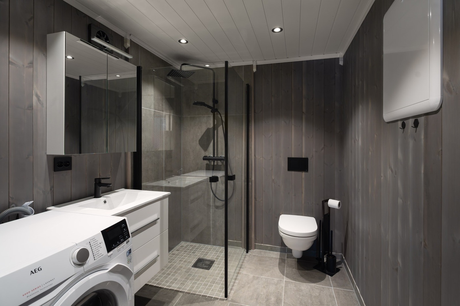 Eget bad i hybelen med dusj, toalett og opplegg for vaskemaskin. Galleribilde