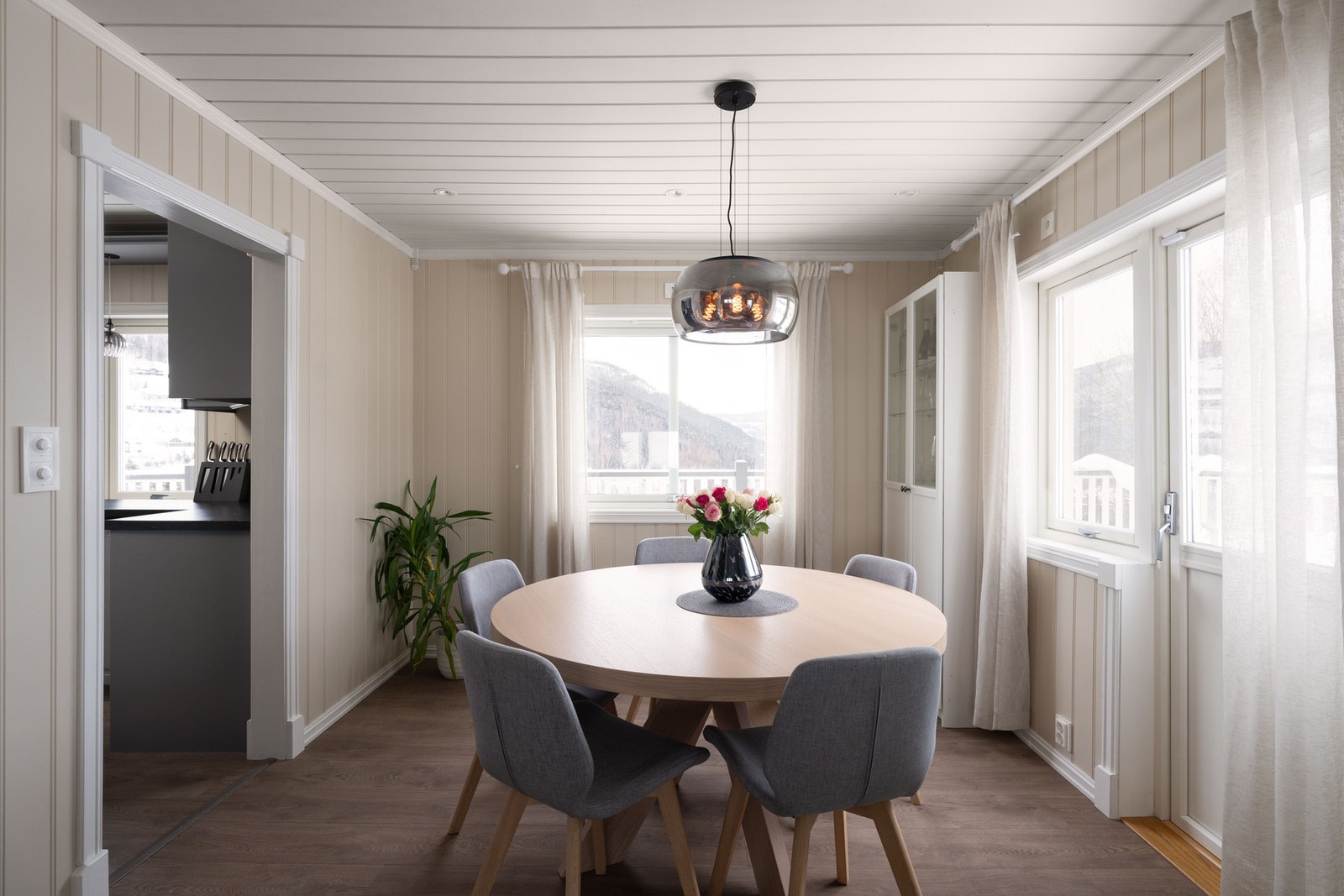 Lys og innbydende spiseplass med store vinduer og verandaadkomst. Galleribilde