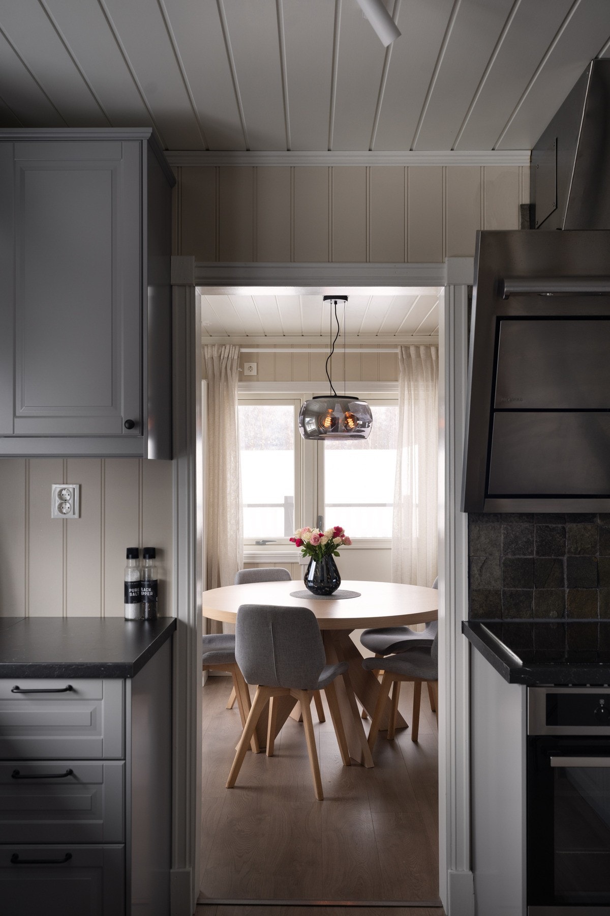 Fra kjøkkenet går man naturlig over til spiseområdet. Galleribilde