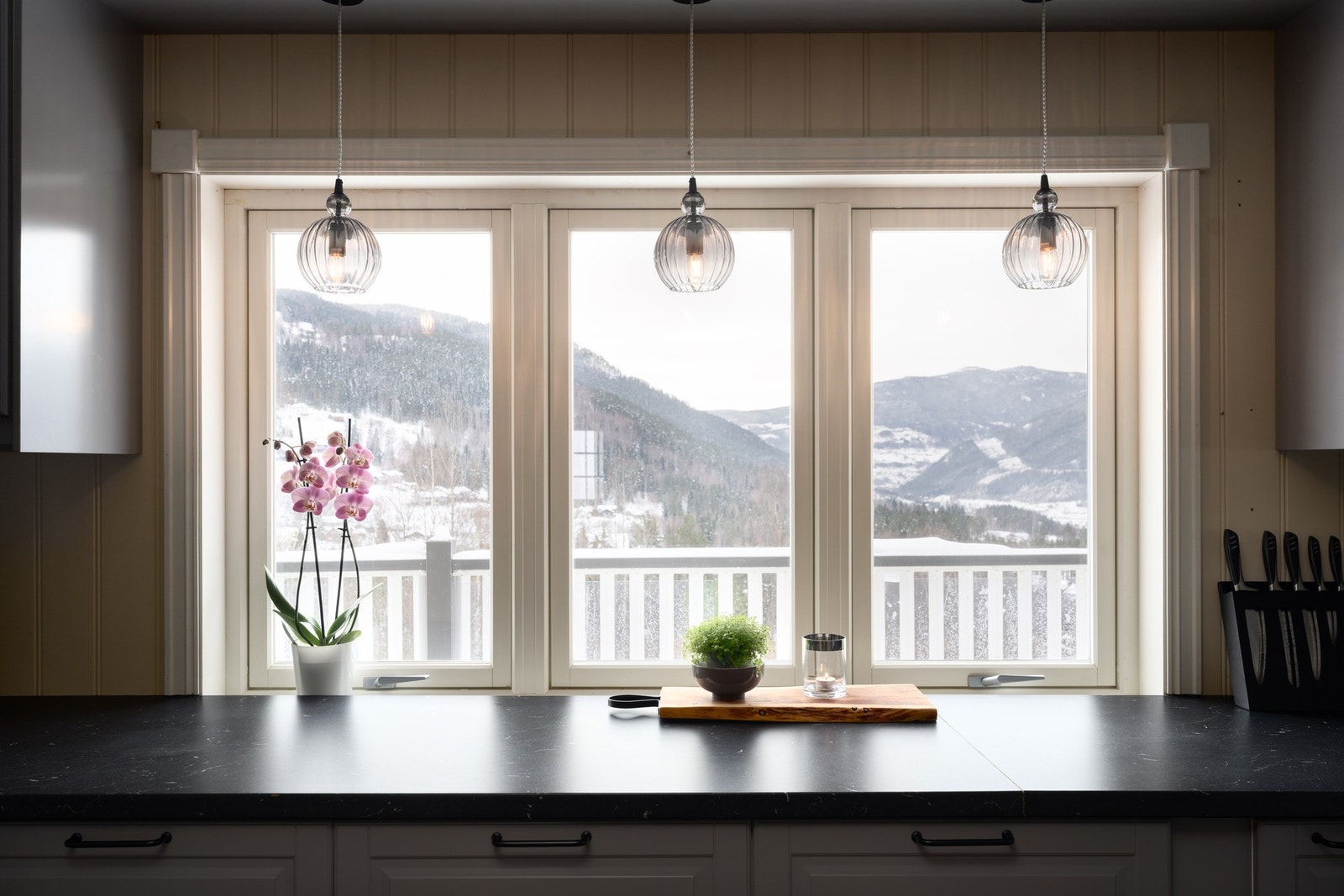 Godt med lysinnslipp - kjøkkenet blir ekstra hyggelig med utsikt over Gol. Galleribilde