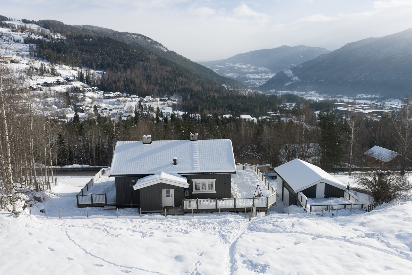 Eiendommen ligger sentralt i et etablert boligområde på Gol, med kort vei til sentrum, skole, barnehage og lokale servicetilbud, samtidig som du har naturskjønne omgivelser og gode muligheter for friluftsliv rett utenfor døren. Galleribilde