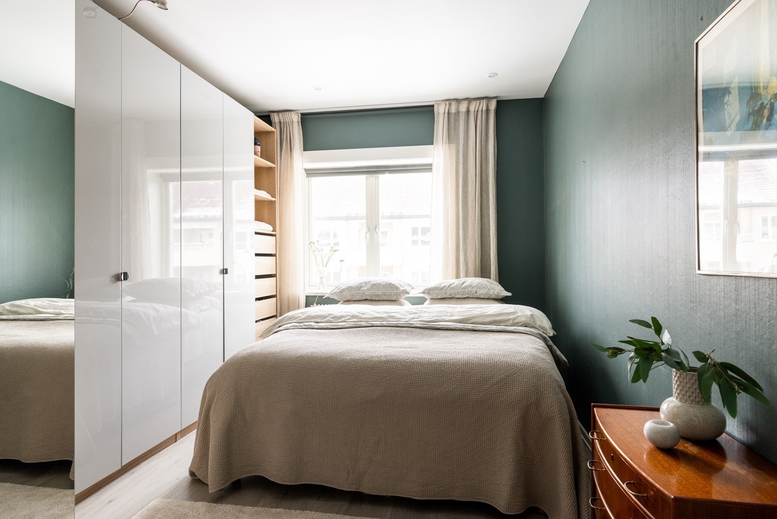 Romslig soverom malt i behagelige fargetoner. Galleribilde