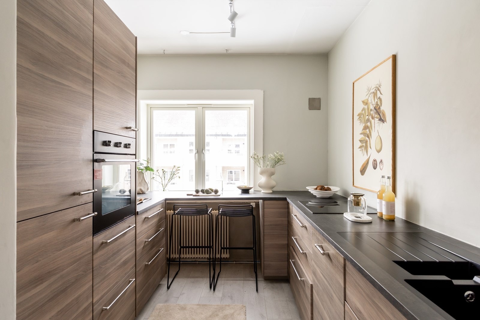 Separat kjøkken med barløsning ved vinduet. Galleribilde