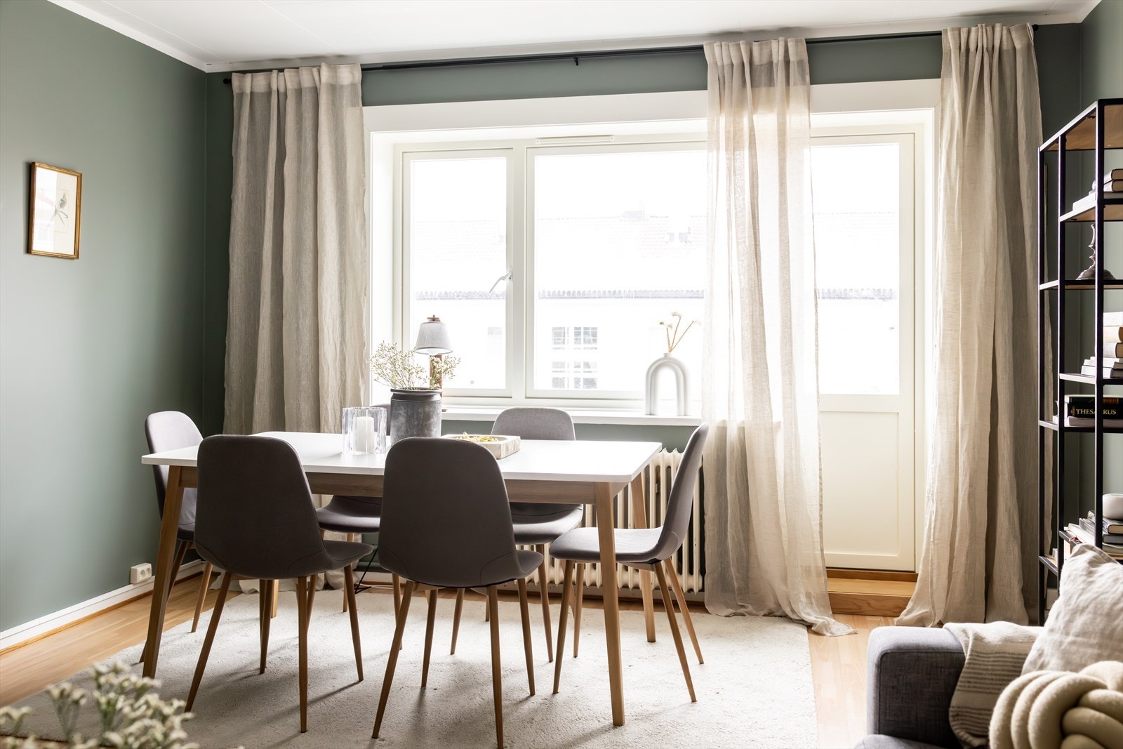 Planløsningen består av entré, stue, kjøkken, soverom og bad, og gir en funksjonell og oversiktlig rominndeling. Galleribilde