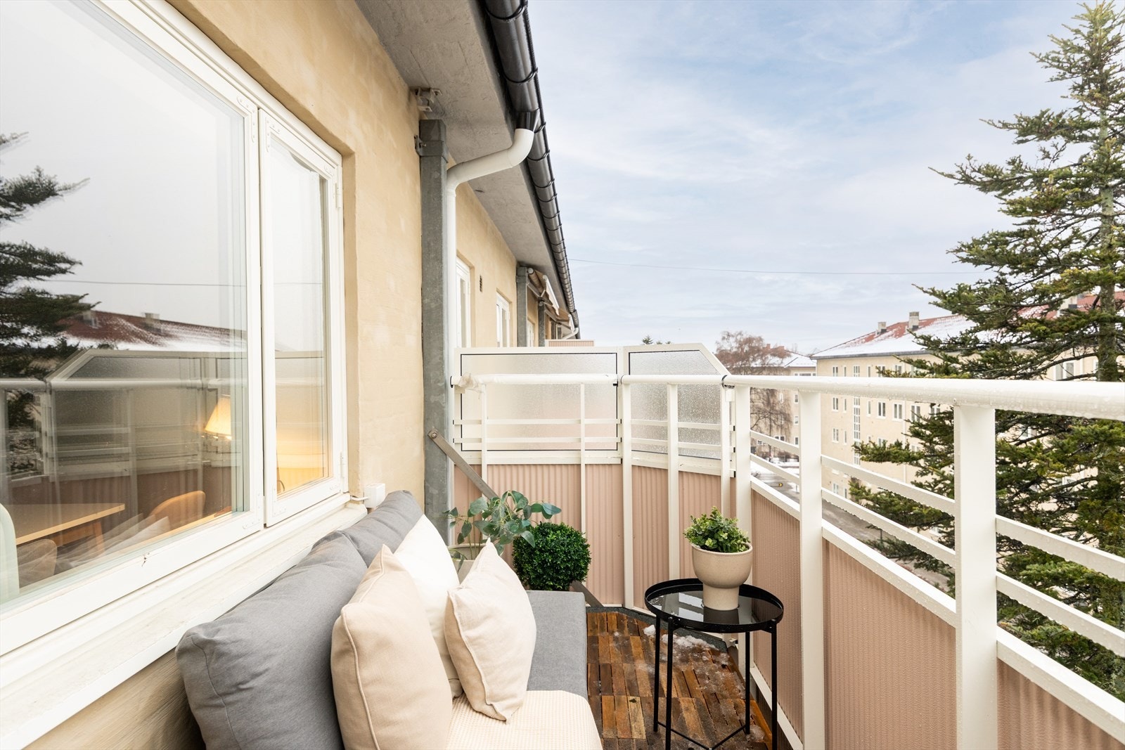 Velkommen til en lys og innbydende 2-roms toppleilighet med gjennomgående planløsning og separat kjøkken. Galleribilde