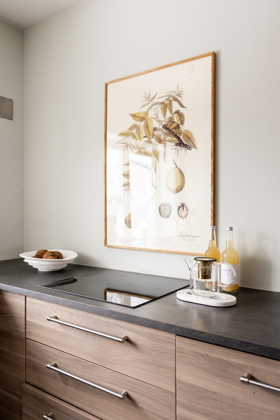 I 2025 er kjøkkenet videre modernisert med helsparkling av veggflater. Galleribilde