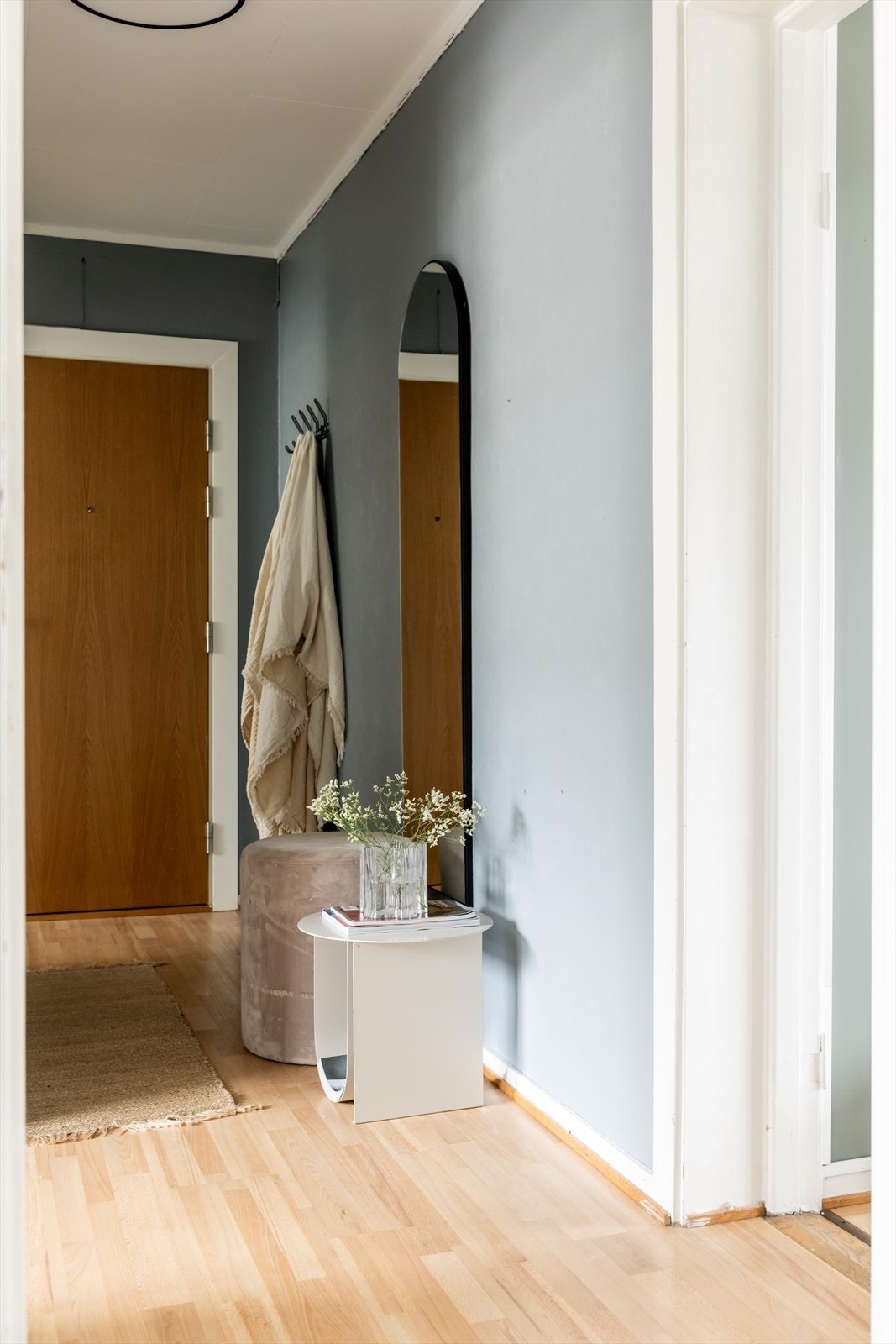 Praktisk entré hvor du kan sette fra deg skoene og henge fra deg jakken. Galleribilde