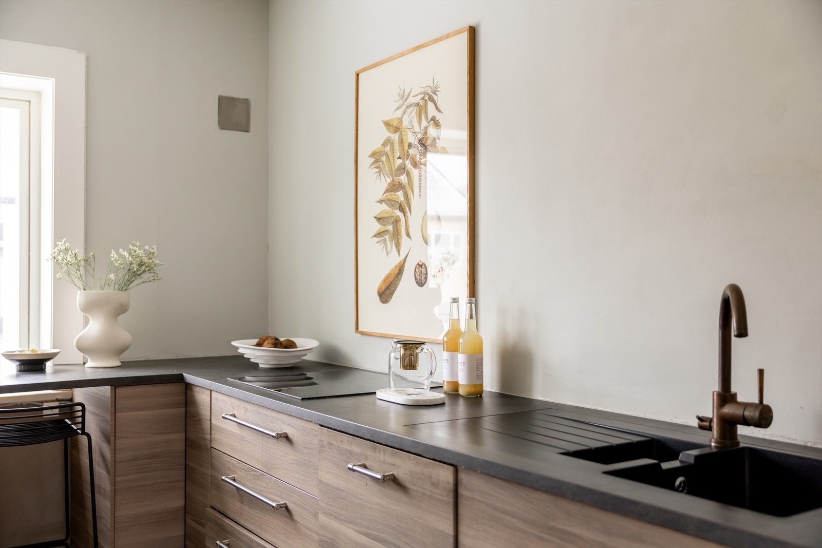 Kjøkkenet er utstyrt med hvitevarer for normal bruk, herunder kjøl og frys, oppvaskmaskin, induksjonstopp og stekeovn. Galleribilde