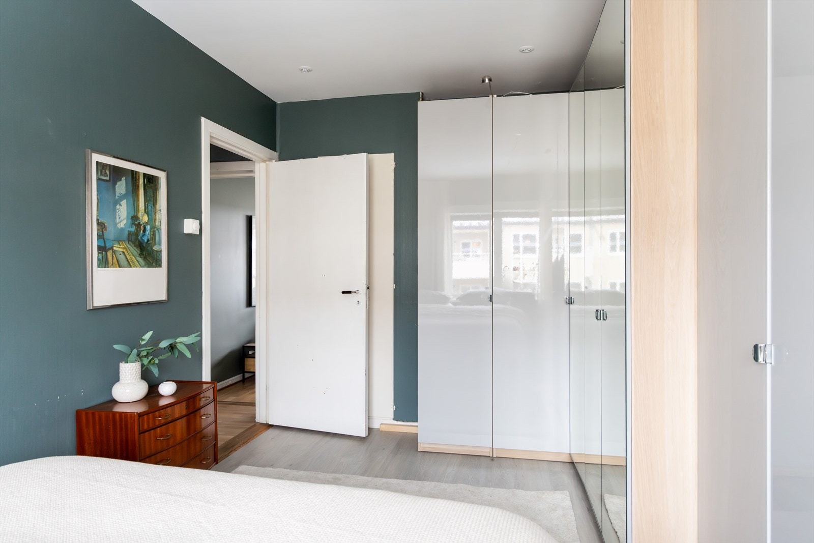 Leiligheten disponerer i tillegg en bod på loft og en bod i kjeller. Galleribilde