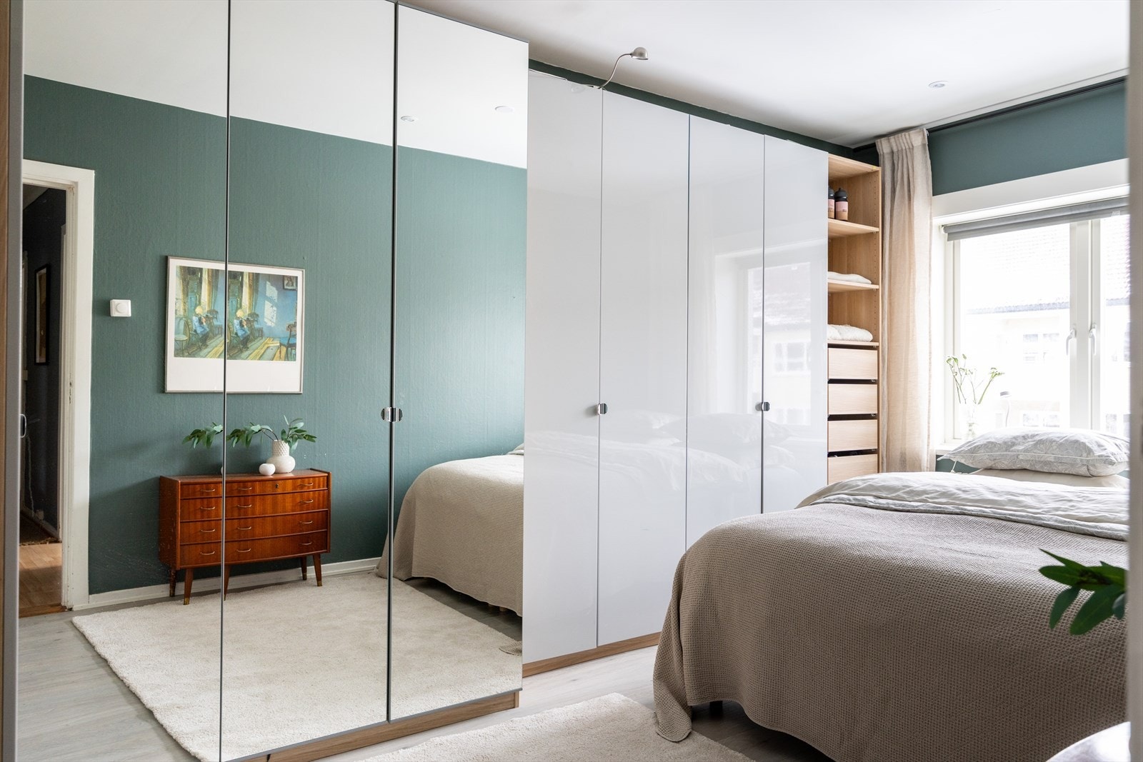 Her er det rikelig med garderobeskap, og god plass til dobbeltseng med tilhørende møblement. Galleribilde