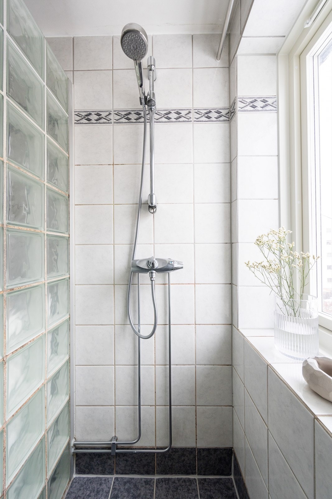 Badet er utført med flislagte overflater på gulv og vegger, samt nedsenket dusjsone. Galleribilde