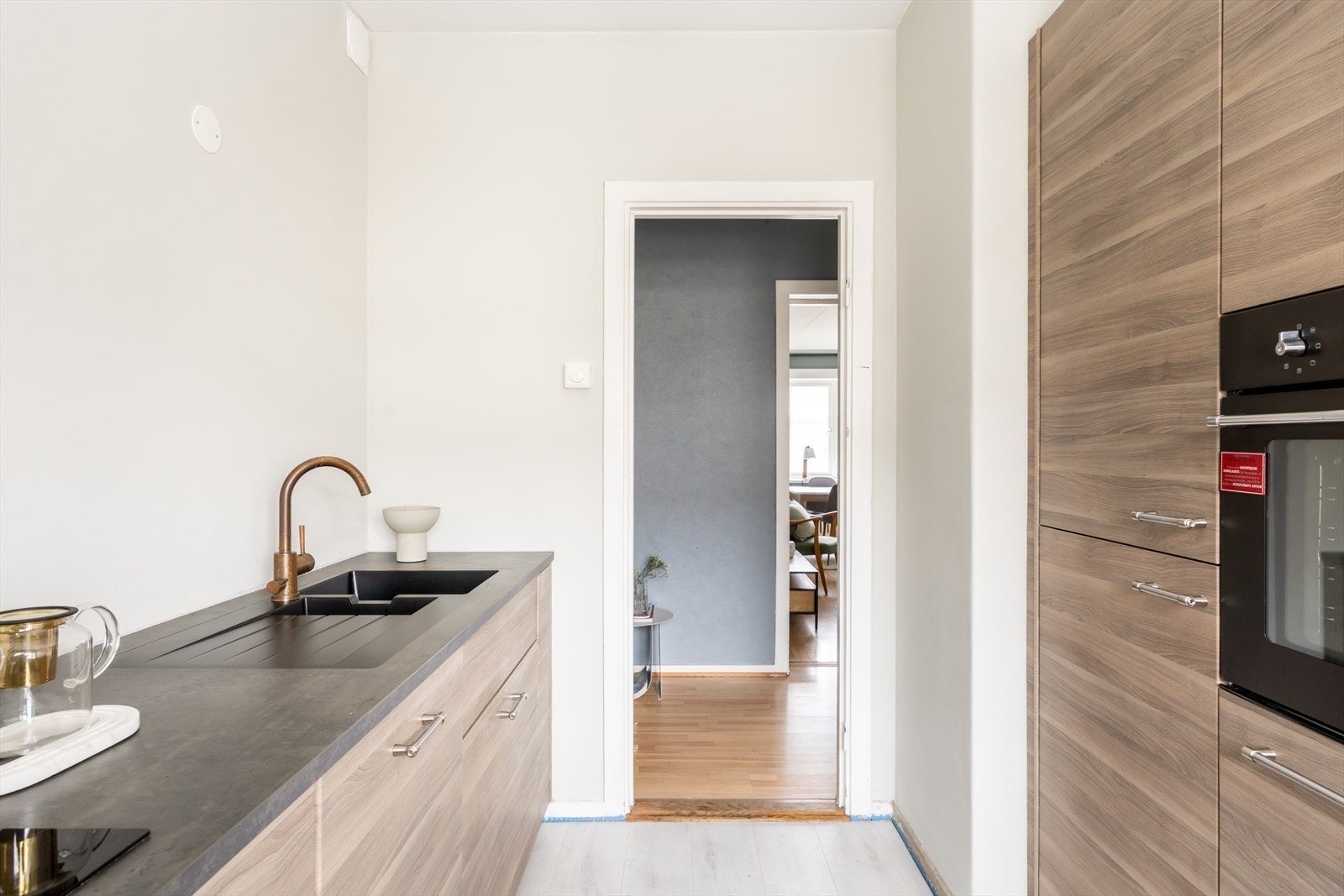 Innredningen ble oppgradert i 2016 og består av skap med glatte fronter og benkeplate i laminat. Galleribilde