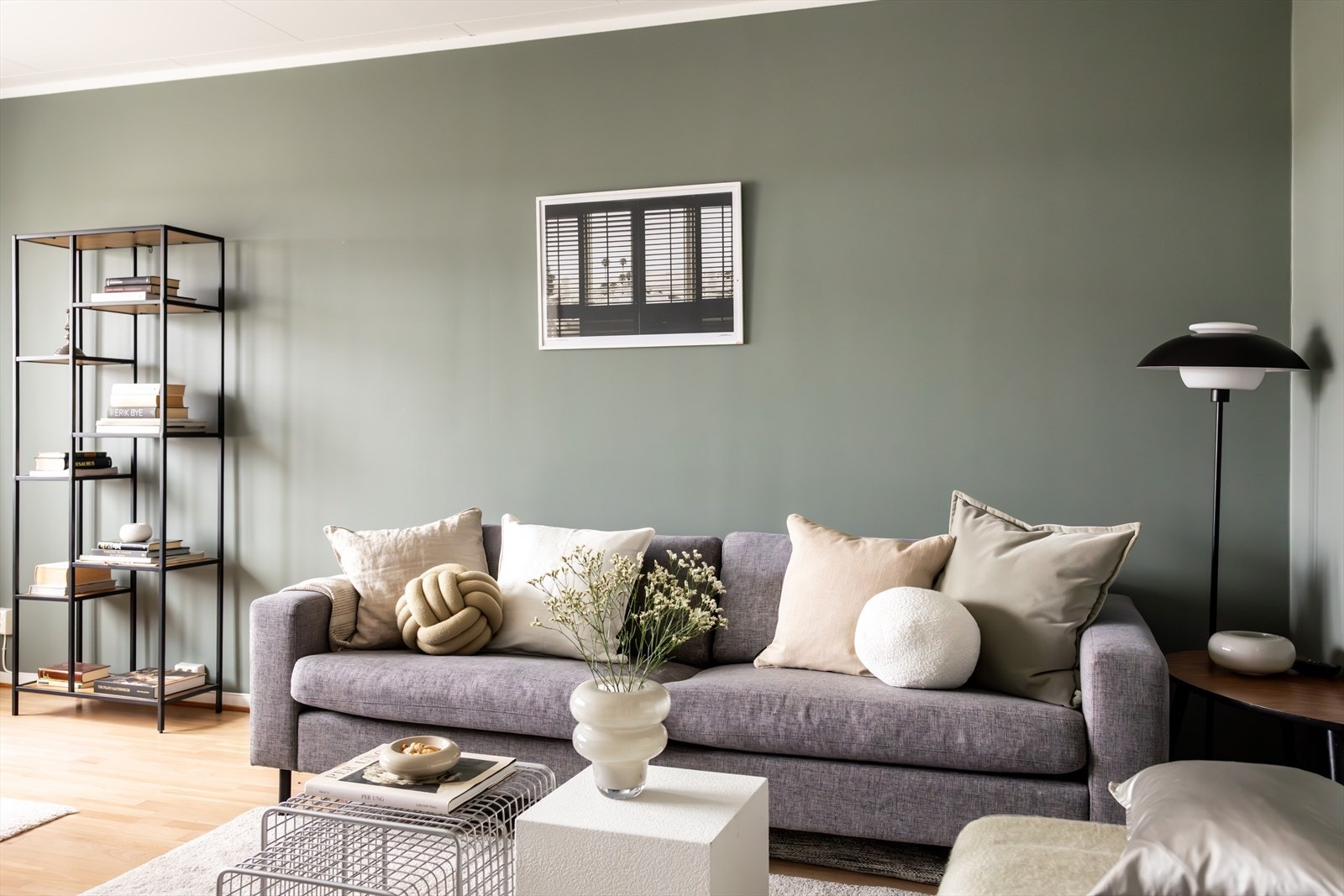 Rommet er malt i tidsriktige fargevalg. Galleribilde