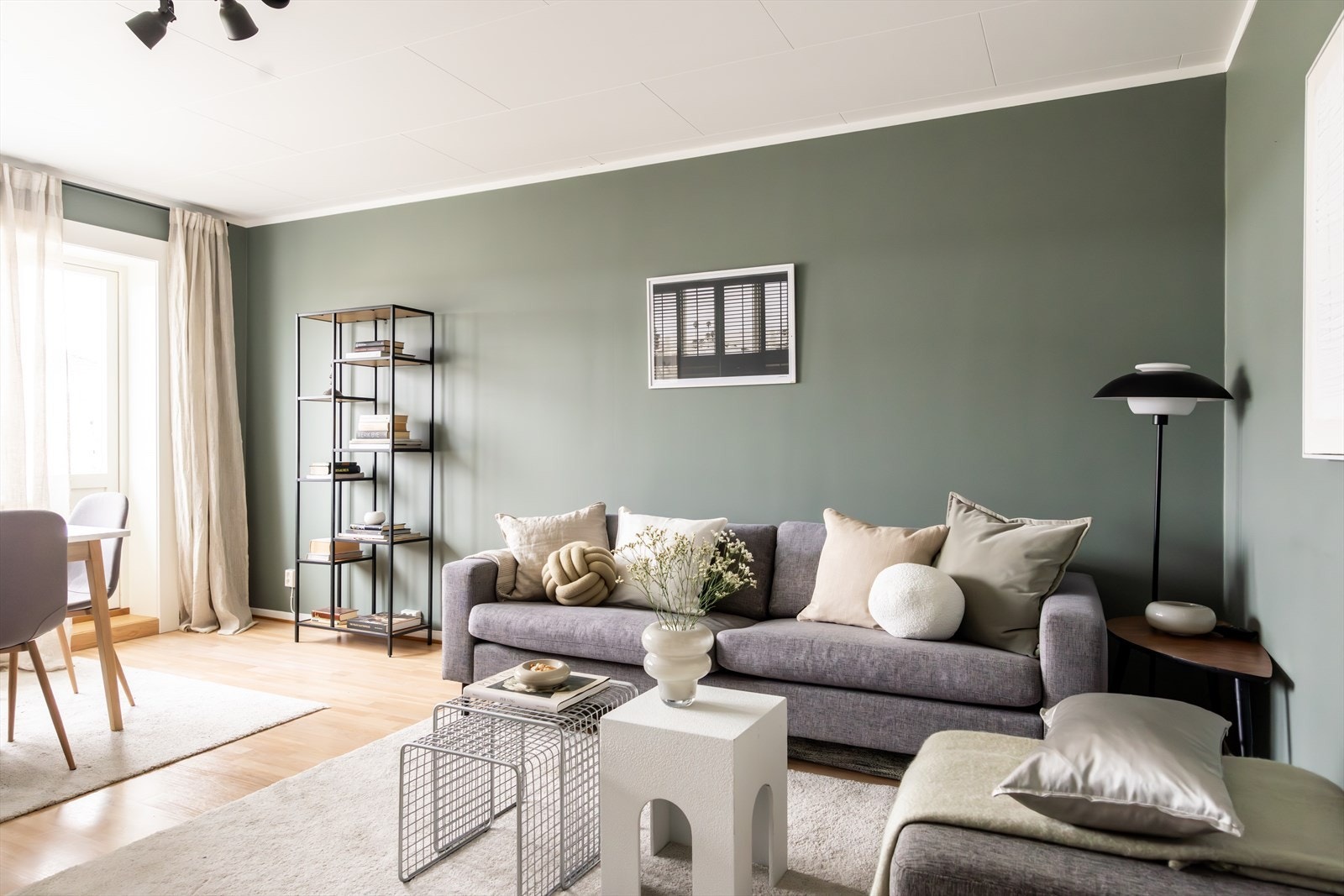 Leiligheten har god intern beliggenhet i 4. etasje, med vestvendt stue med fine lysforhold. Galleribilde