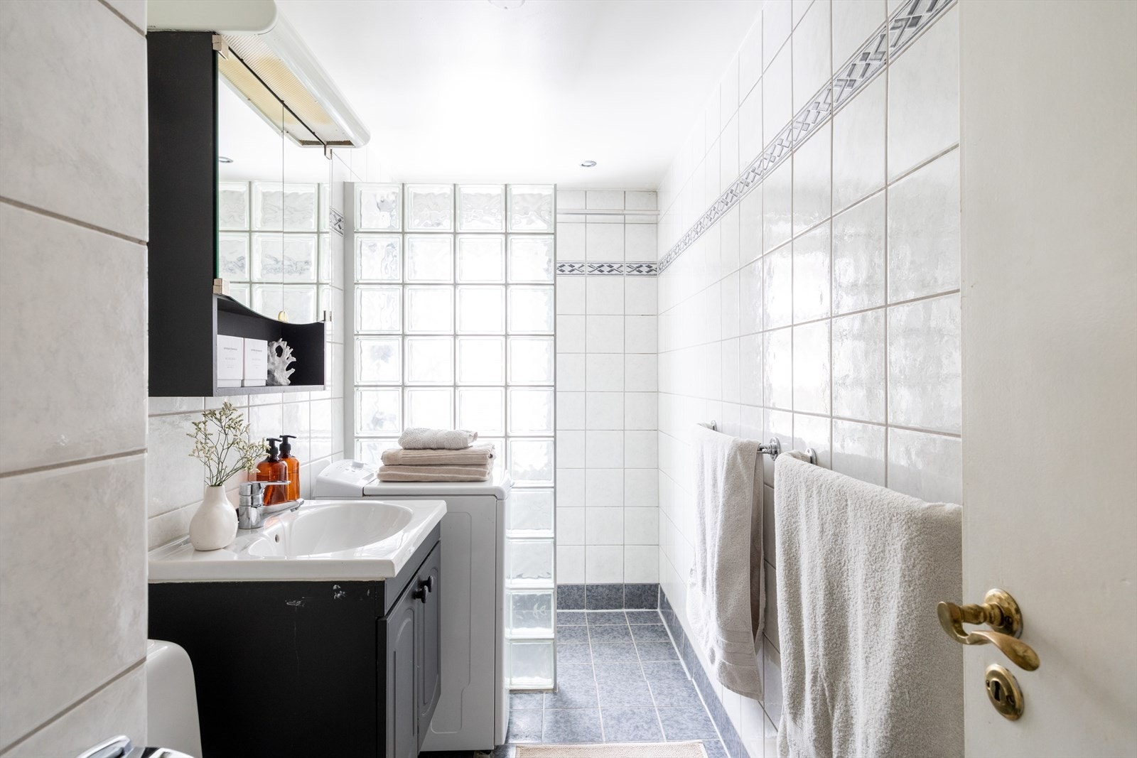 Boligen har ett bad som er etablert og rehabilitert i regi av borettslaget i 2002. Galleribilde