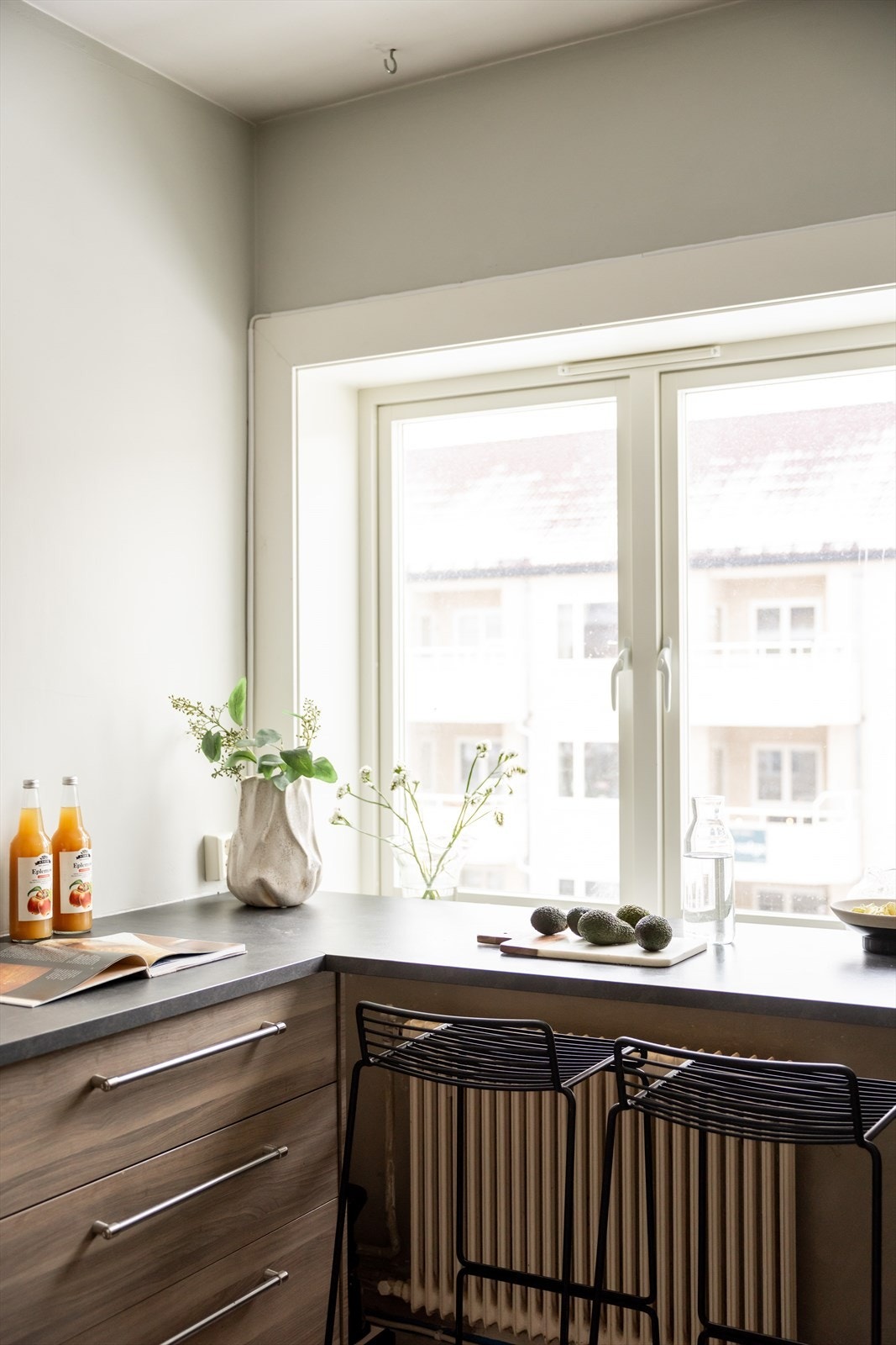 Løsningen gir gode arbeidsflater og praktiske oppbevaringsmuligheter. Galleribilde