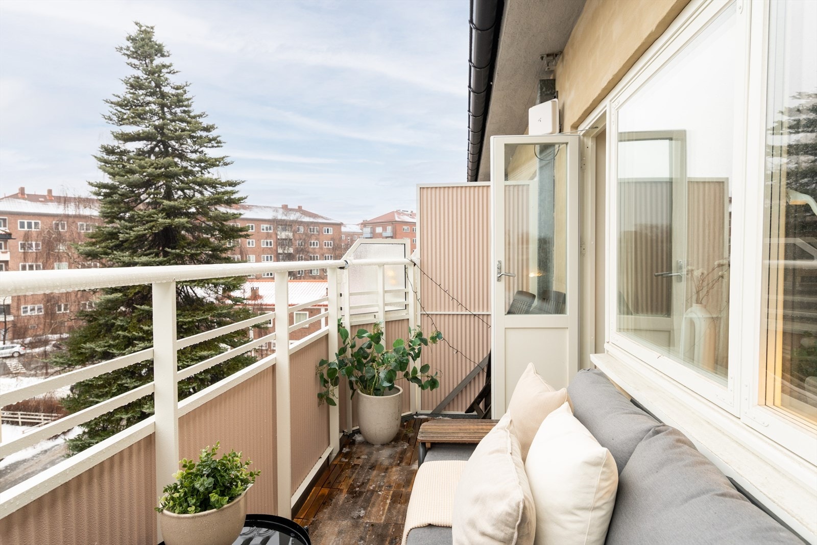 Vestvendt balkong med utgang fra stue. Galleribilde