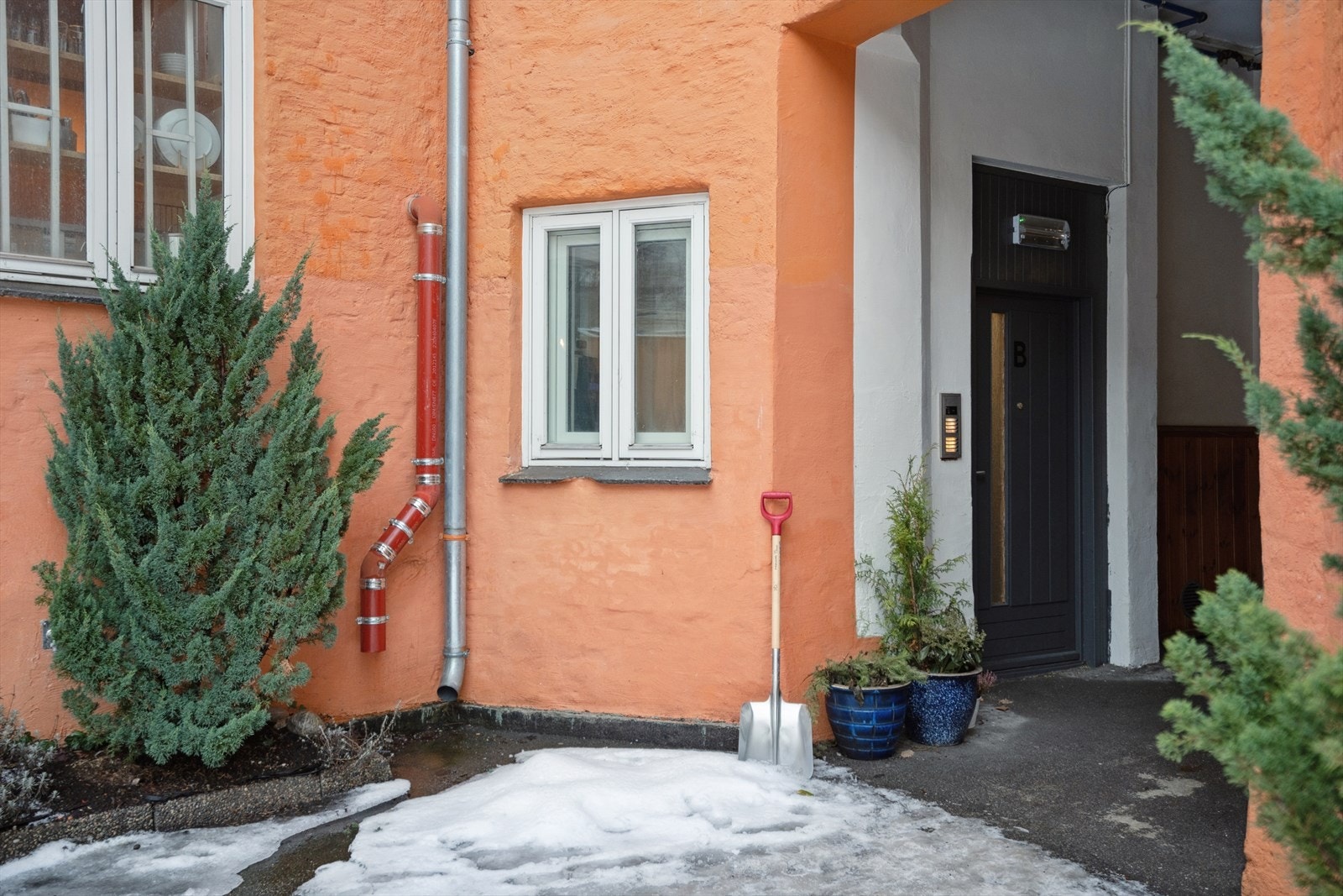 Hyggelig inngangsparti i bakgården Galleribilde