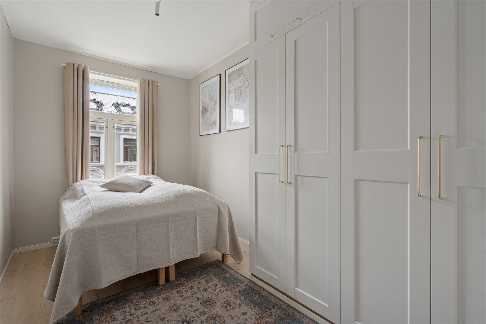 Hovedsoverommet har god plass til å møblere med dobbeltseng, tilhørende møblement og stort garderobeskap med god oppbevaringsplass Galleribilde