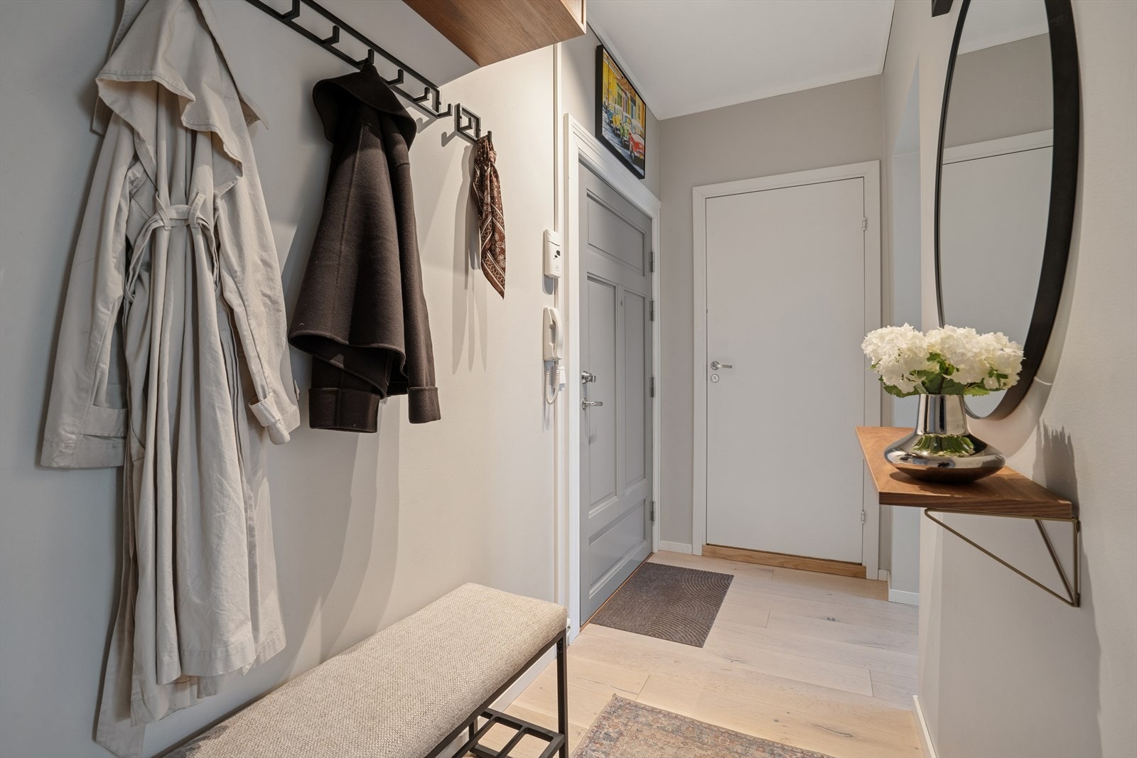 Nydelig entré med god plass til å henge fra seg yttertøy og sko Galleribilde