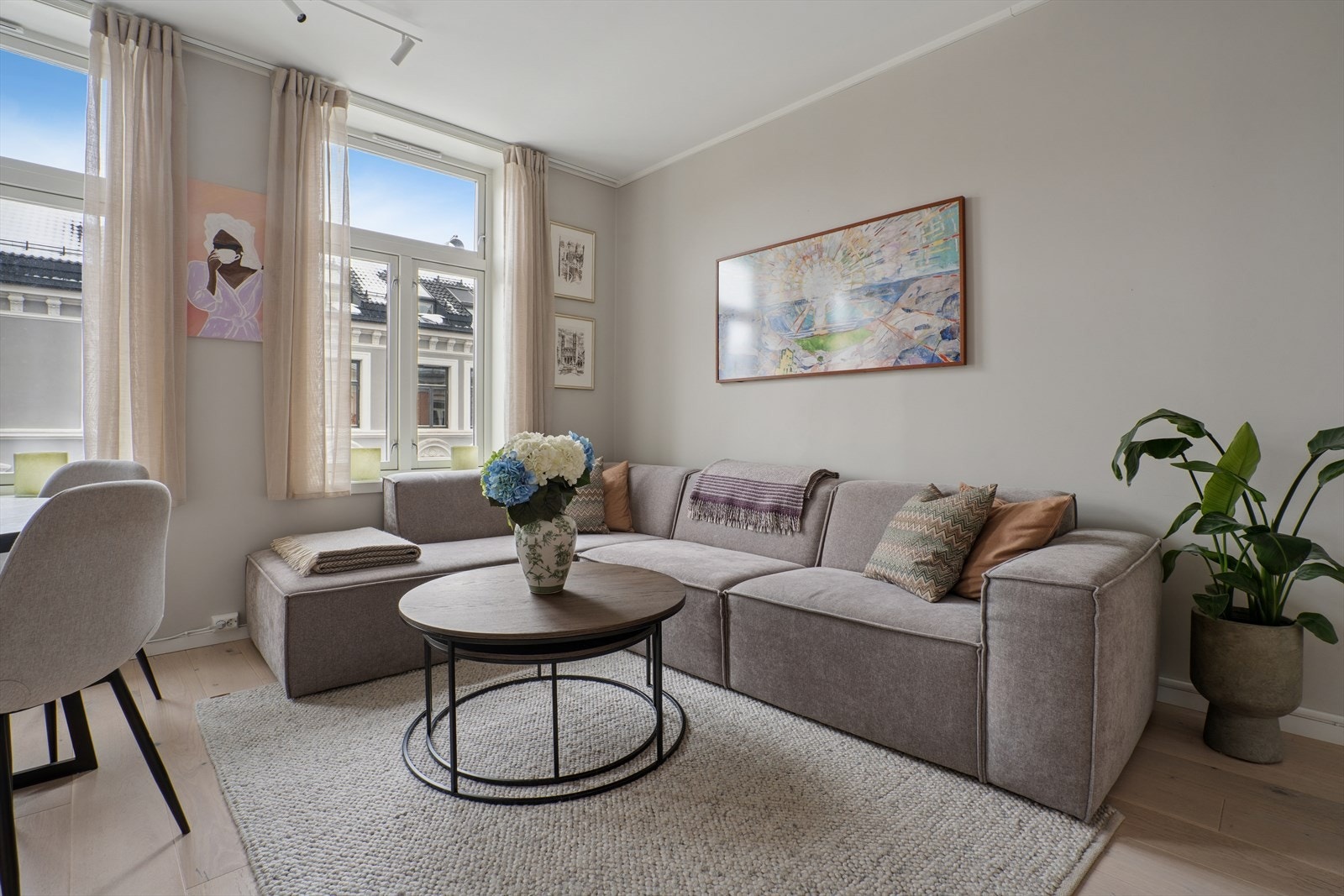 Stuen har plass til flere møbleringsmuligheter for å skape den stuen du selv ønsker. Galleribilde