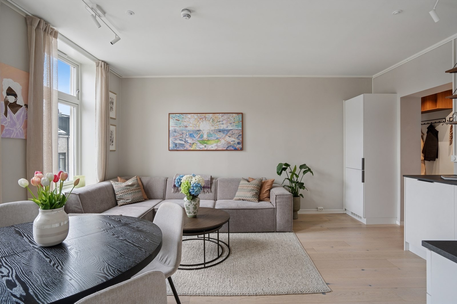 Veggene er malt i en dus fargetone, og gulvet er belagt med 1- stavs parkett Galleribilde