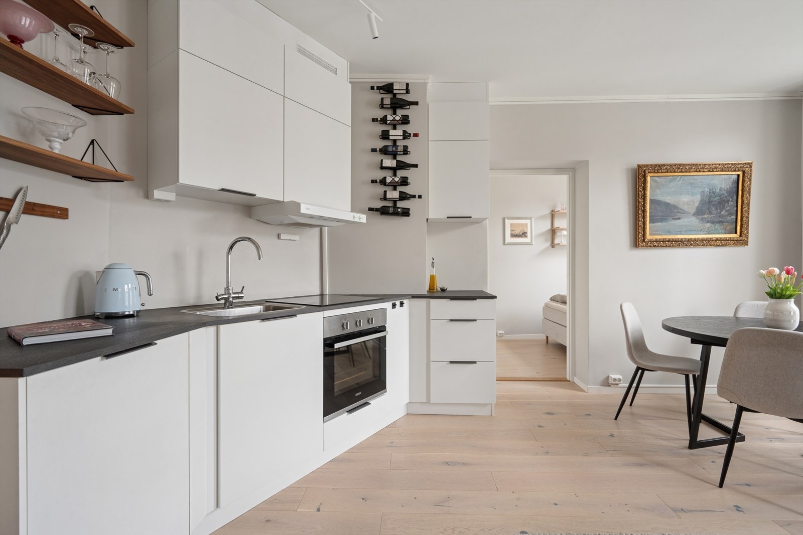 Lekkert kjøkken med innredning med glatte fronter. Integrerte hvitevarer som kjøl/fryseskap, oppvaskmaskin, induksjonstopp, stekeovn medfølger Galleribilde