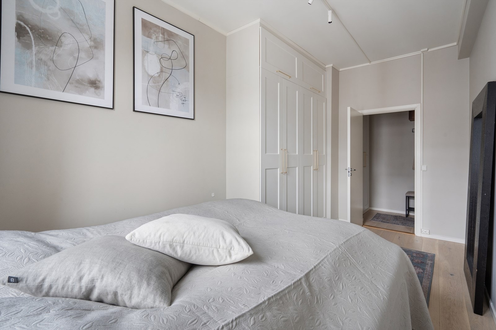 Romslig soverom med stort garderobeskap Galleribilde