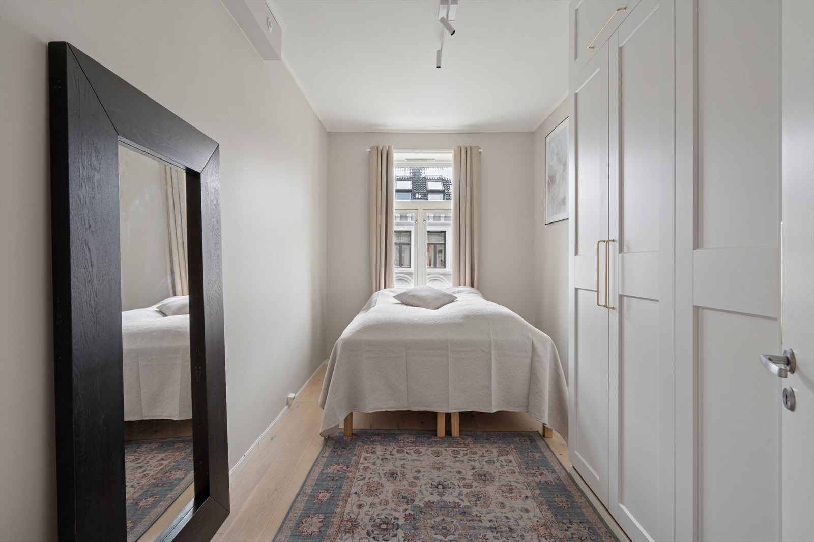 Videre byr leiligheten på to gode soverom Galleribilde