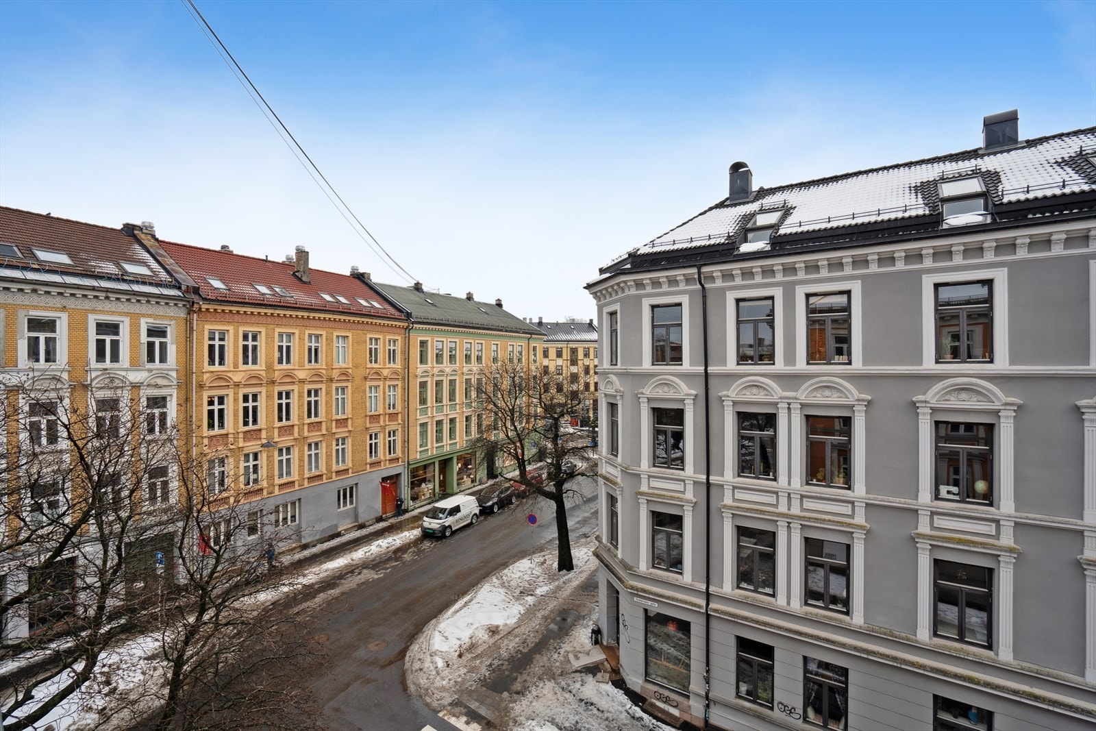 Beliggenheten i 4. etasje gir leiligheten en luftig følelse med fin utsikt og mye lys Galleribilde