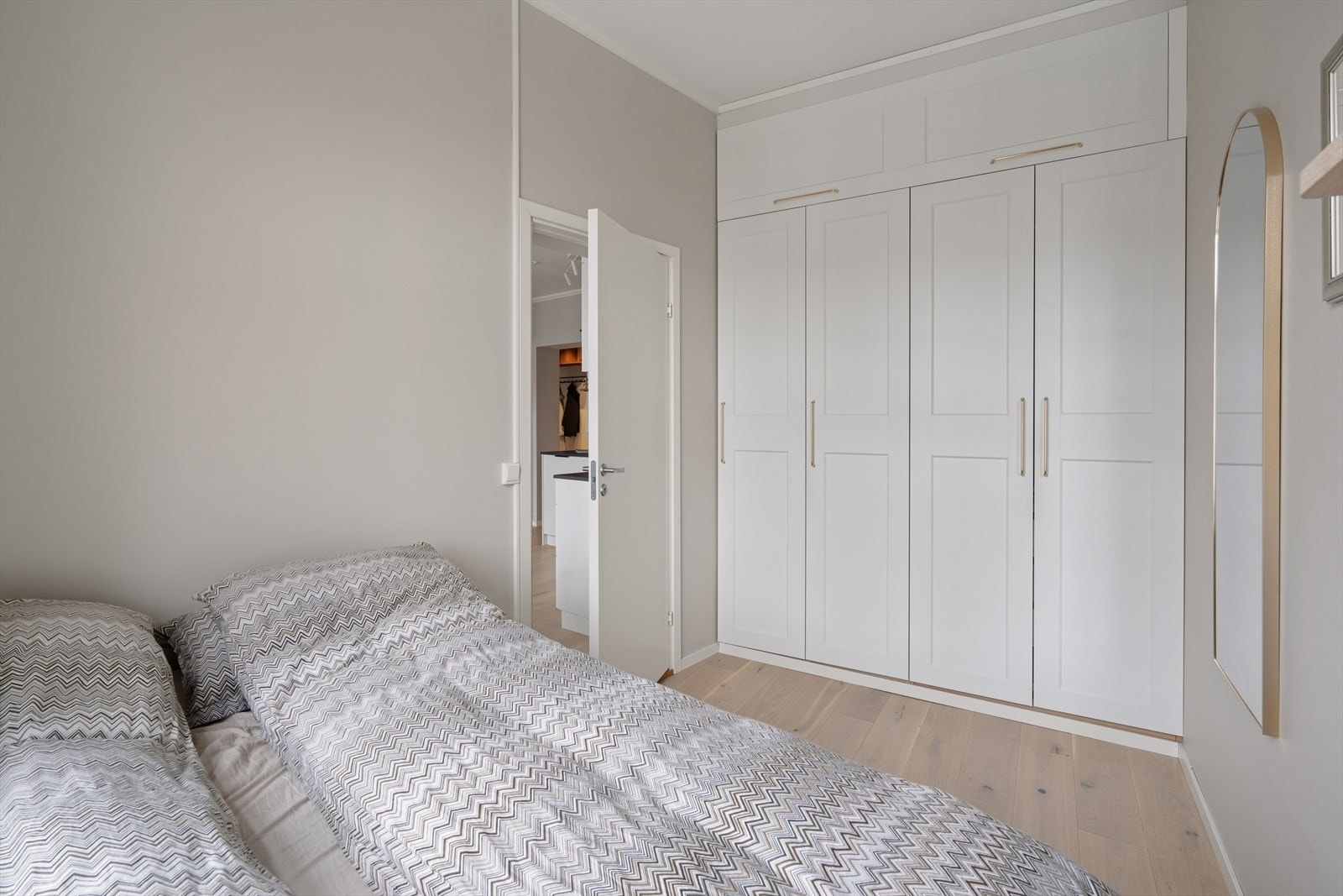 Stort garderobeskap på soverom 2 Galleribilde