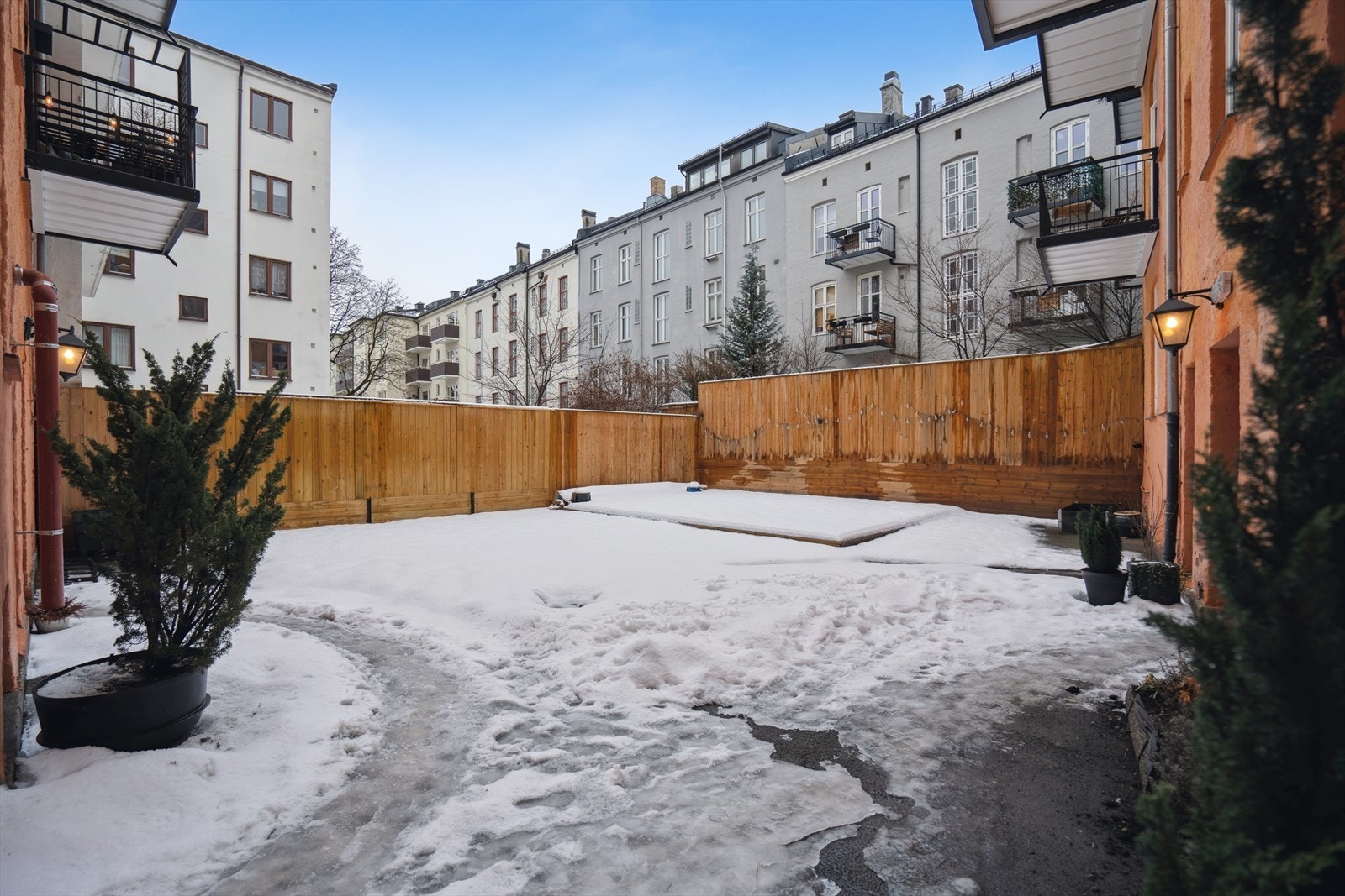 Felles bakgård med stor markterrasse Galleribilde