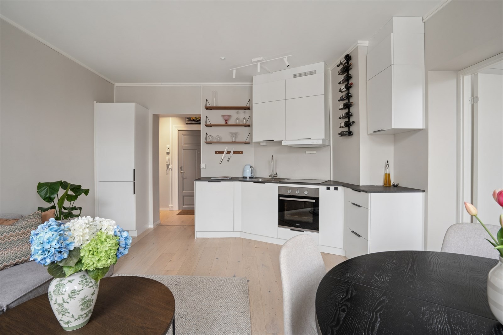 Åpen og sosial løsning fra kjøkken mot stuen Galleribilde