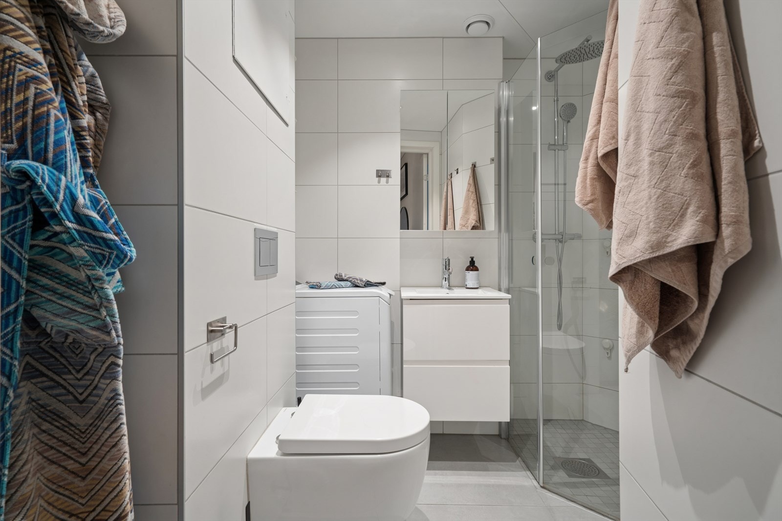 Delikat flislagt baderom med behagelig gulvvarme og tak med downlights, renovert i 2022 Galleribilde