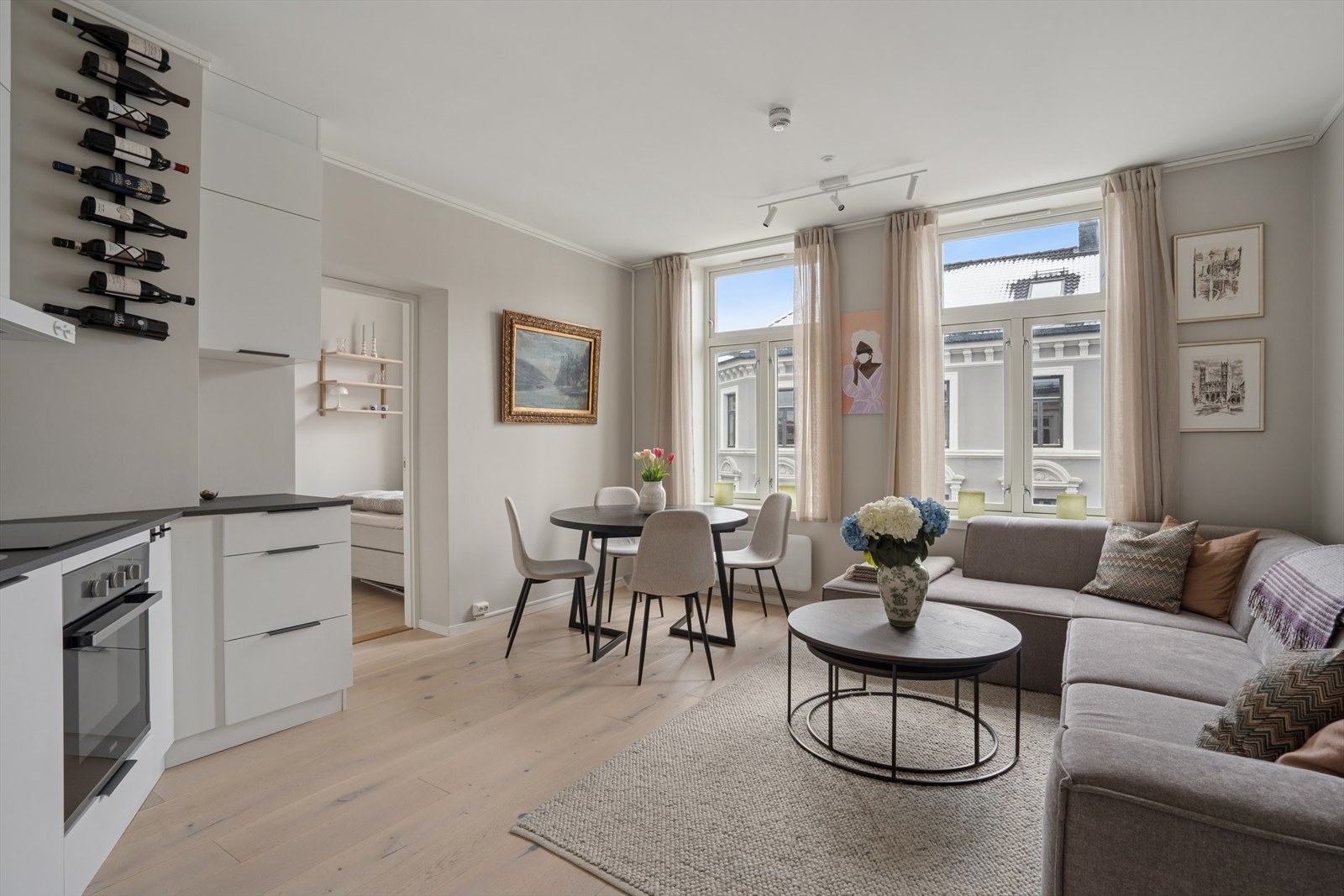 Det er god plass til sofagruppe samt spisebord Galleribilde