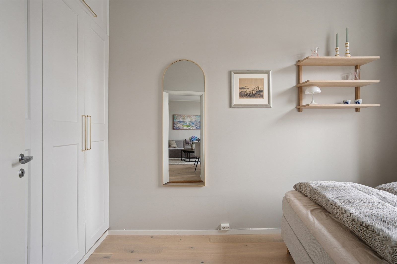 Det andre soverommet er også av god størrelse med plass til seng, tilhørende møblement og garderobeskap Galleribilde