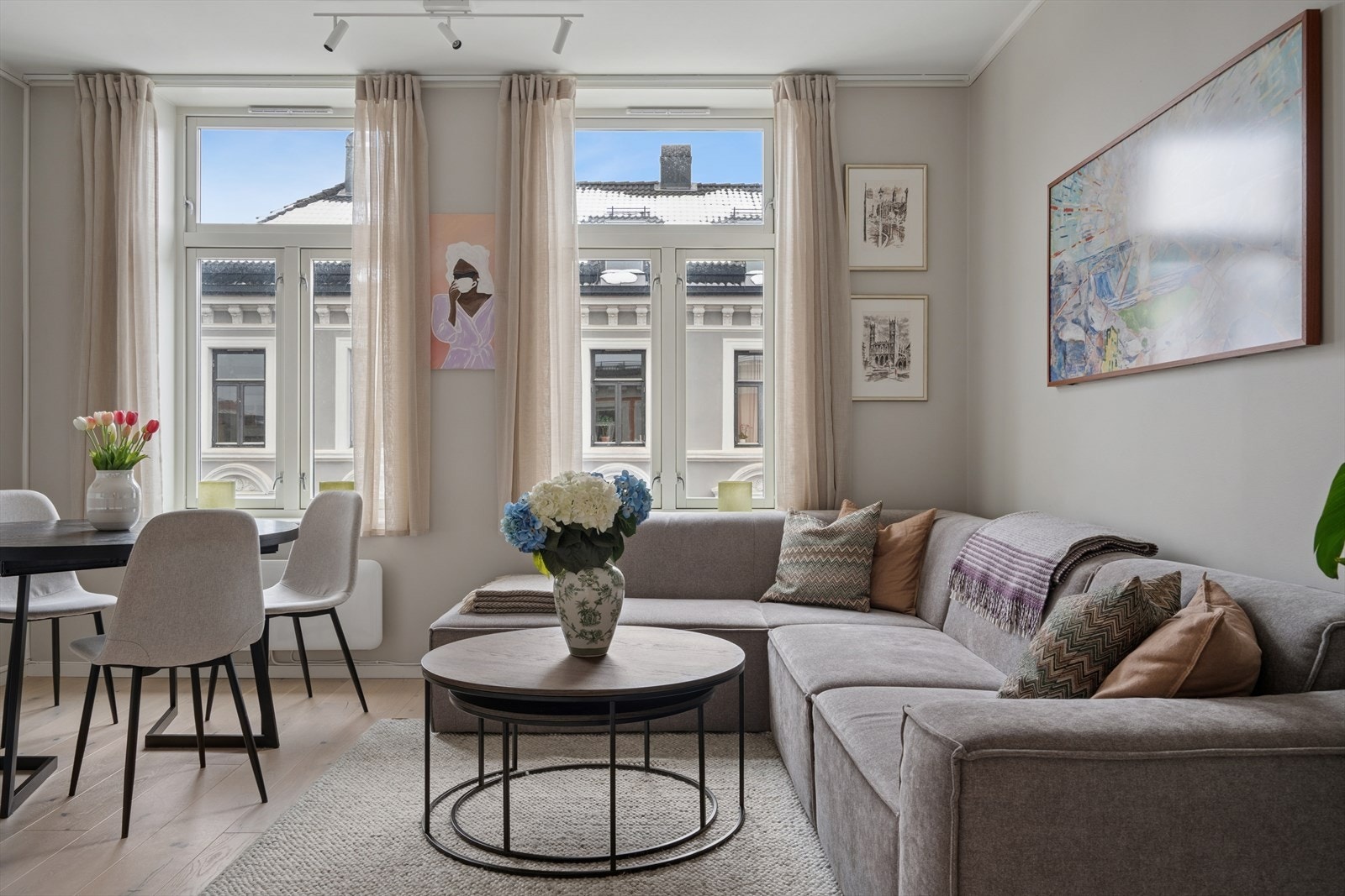 Stuen tilbyr klassiske detaljer som store vindusflater som slipper godt med dagslys inn i rommet og god takhøyde Galleribilde