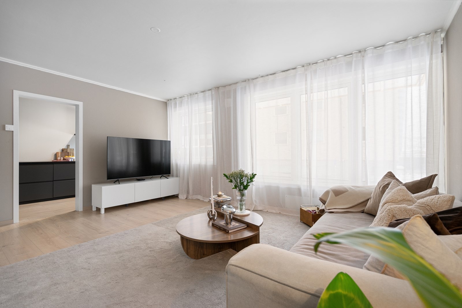 Lys stue med god plass for møblering Galleribilde