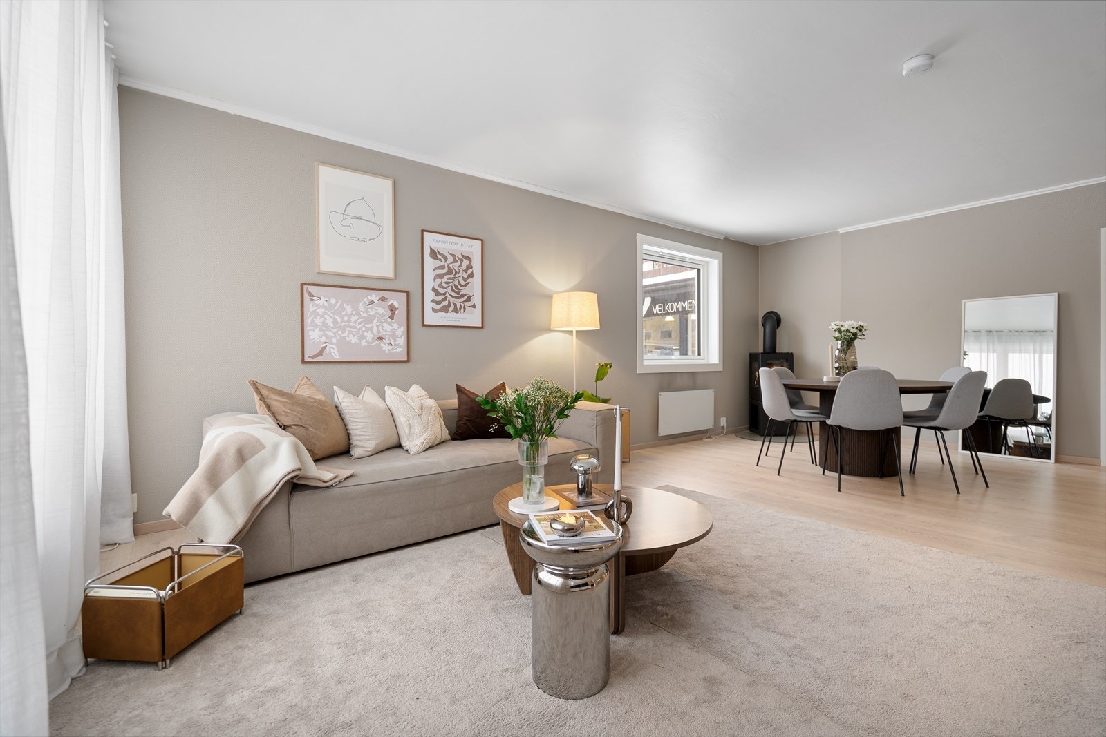 Leiligheten ligger på enden av bygget, noe som gir ekstra innlys i rommet Galleribilde