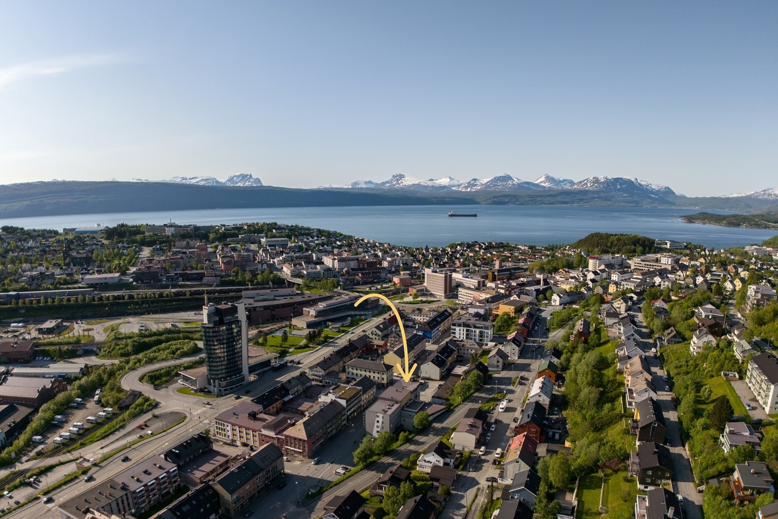 I Dronningens gate 32 finner du denne andelsleiligheten, midt i Narvik sentrum. Her har du gangavstand til byens fasiliteter Galleribilde