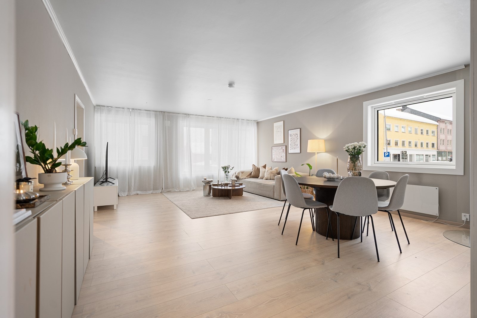 Leiligheten er betydelig oppgradert de senere år og bærer preg av gjennomgående god standard Galleribilde