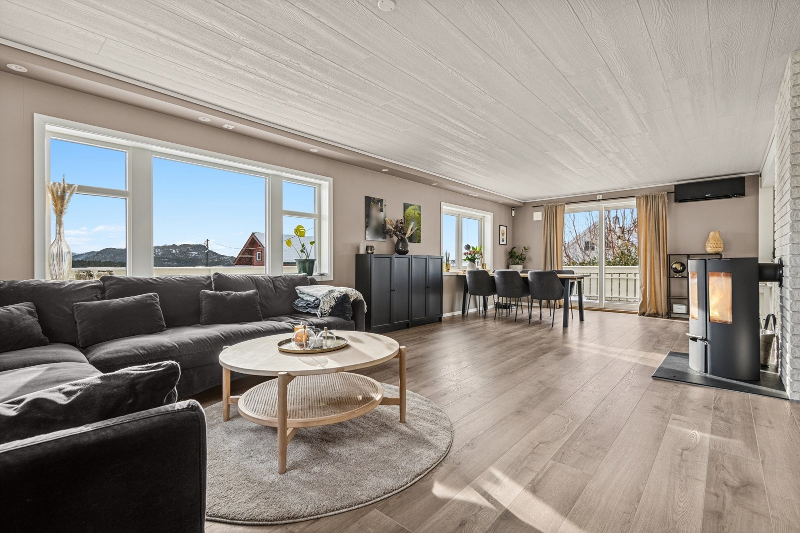 Lys og romslig stue med plass til sofagruppe og tv-møblement. Galleribilde