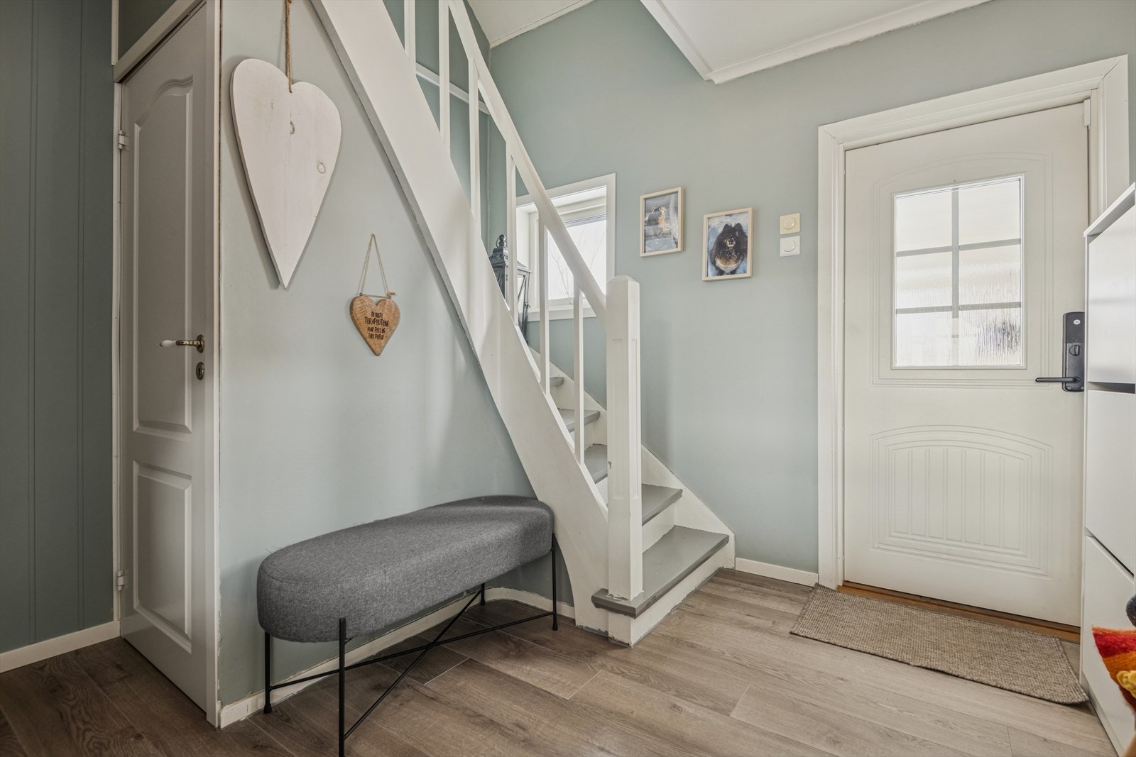 Trivelig entré ønsker velkommen inn, god plass til å henge fra seg ytterklær. Galleribilde