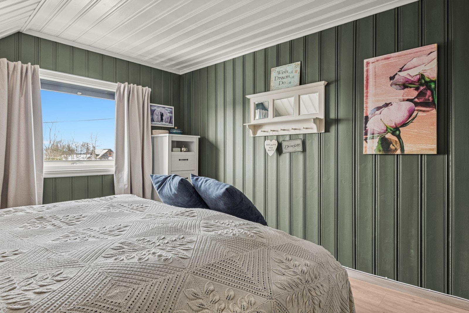 Loftsetasjen har 4 soverom av god størrelse. Hovedsoverommet er romslig og har plass til dobbeltseng og garderobeløsning. Galleribilde