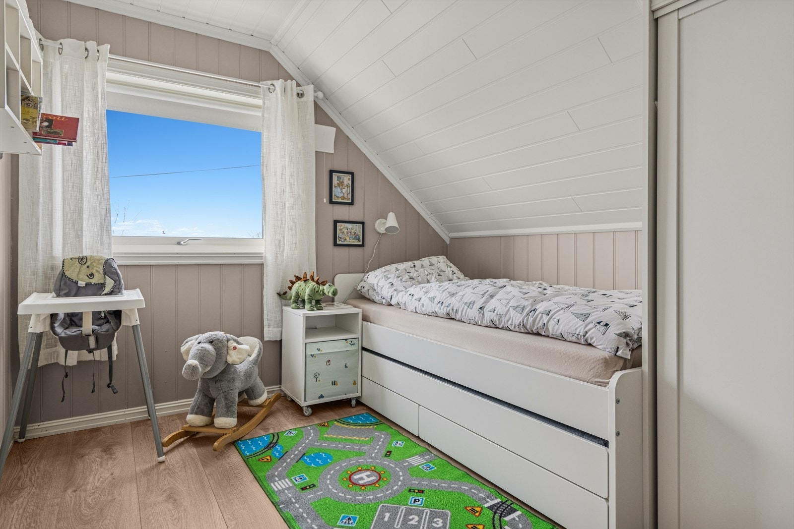 Soverom 2 - Et lyst og trivelig barnerom med plass til seng og lekeareal. Galleribilde