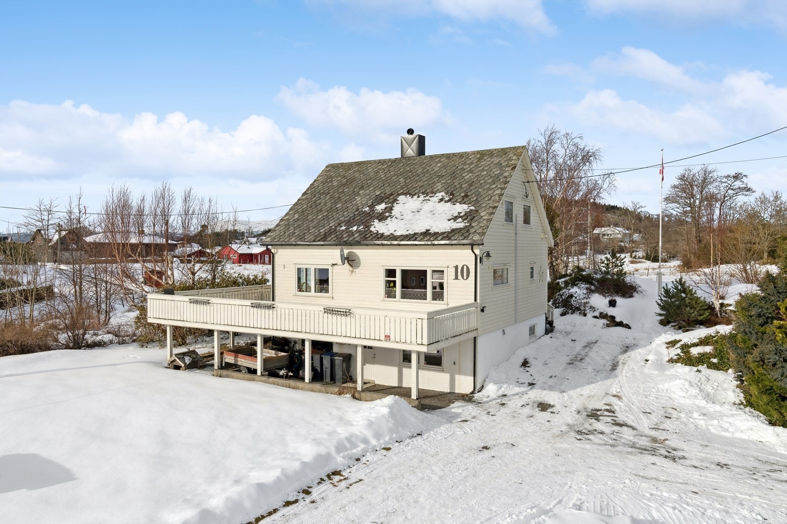 Eiendommen ligger fredelig til i en blindvei, med parkering på egen romslig tomt. Galleribilde