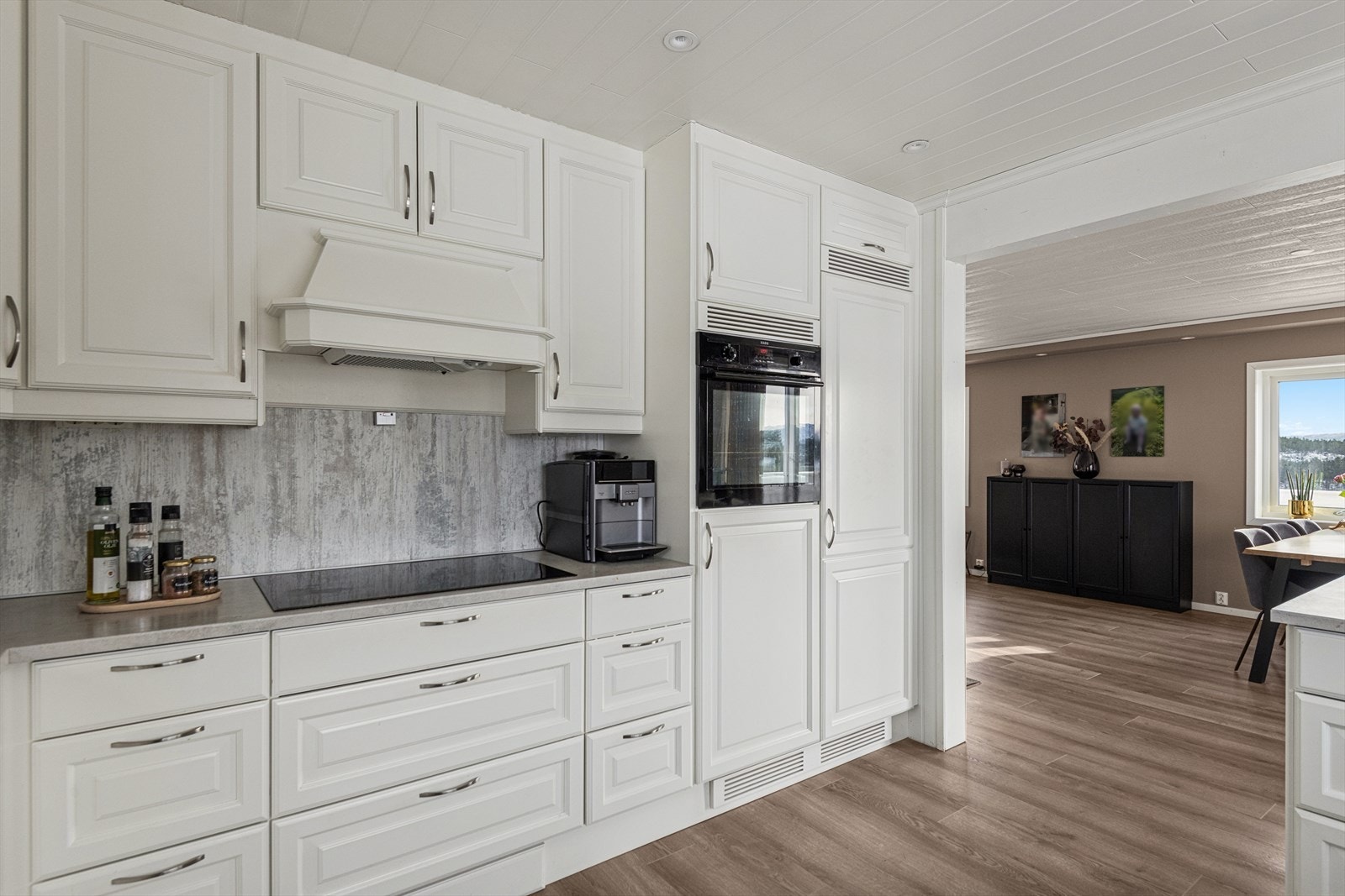 Ny oppvaskmaskin ble installert i 2023, og det er godt med skap- og benkeplass. Galleribilde